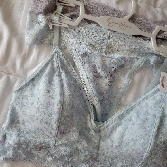 JESSICA SIMPSON BRAND NEW 3 PIECE SET BRALETTE WITH FLIRTY THONGS SIZE M - Picture 2 of 5